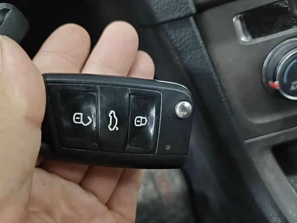 Volkswagen Golf 2014 1.6L Automatic Fashion Edition фото 15