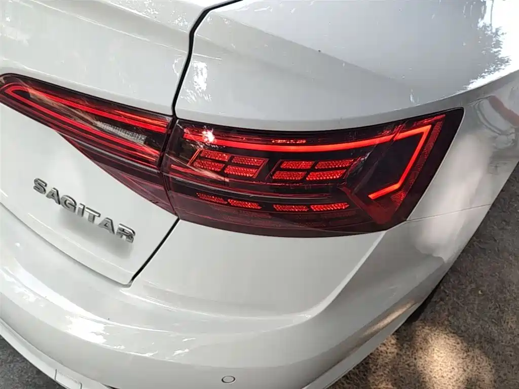 VOLKSWAGEN SAGITAR