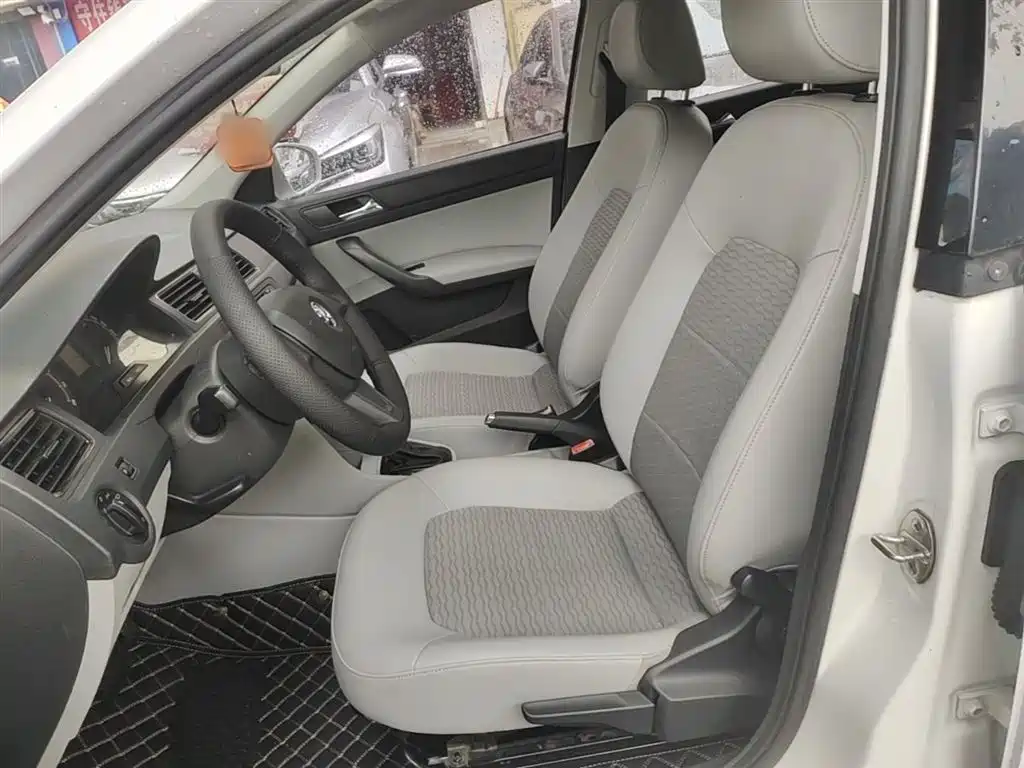 Škoda Rapid 2016 1.6L Automatic Pioneer Edition фото 15