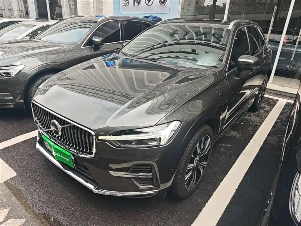 Volvo XC60 Plug-in Hybrid 2022 T8 Plug-in Hybrid Long Range AWD Momentum Luxury Edition