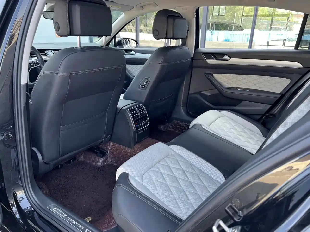 Volkswagen Magotan 2023 Model 2 Million Commemorative Edition 330TSI DSG Luxury фото 5