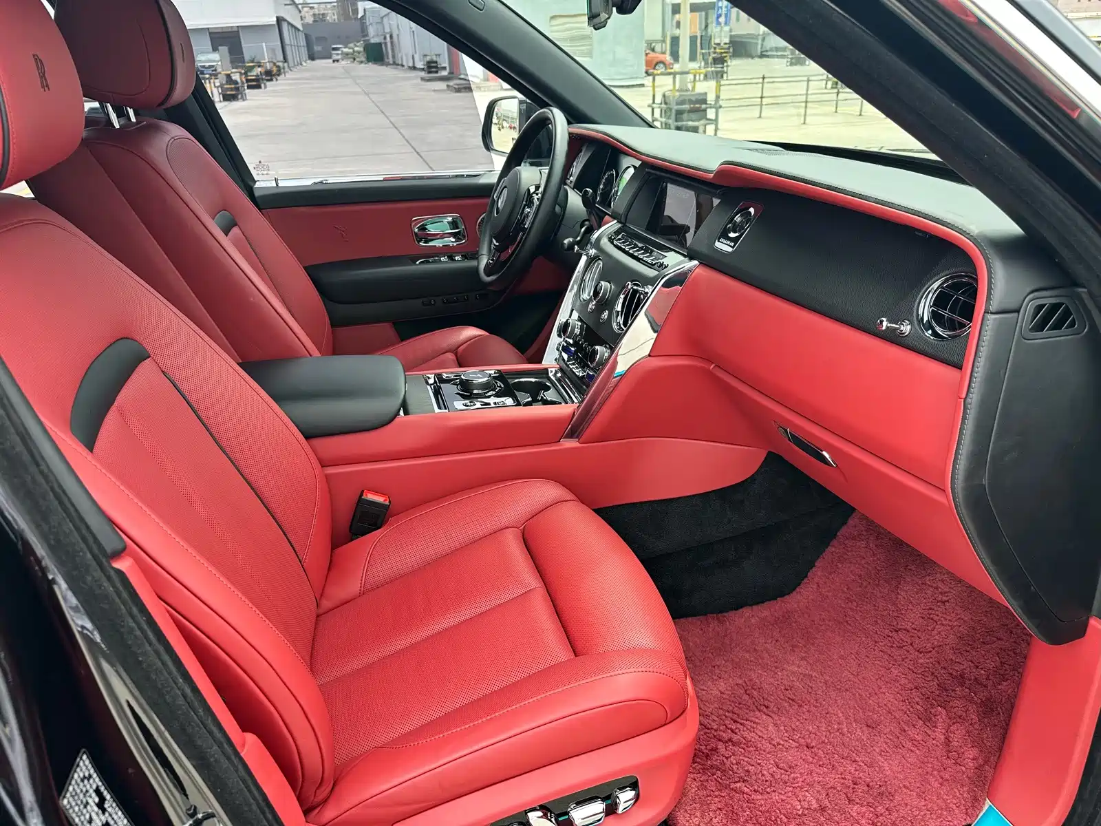 Фото 12 - Rolls-Royce Cullinan