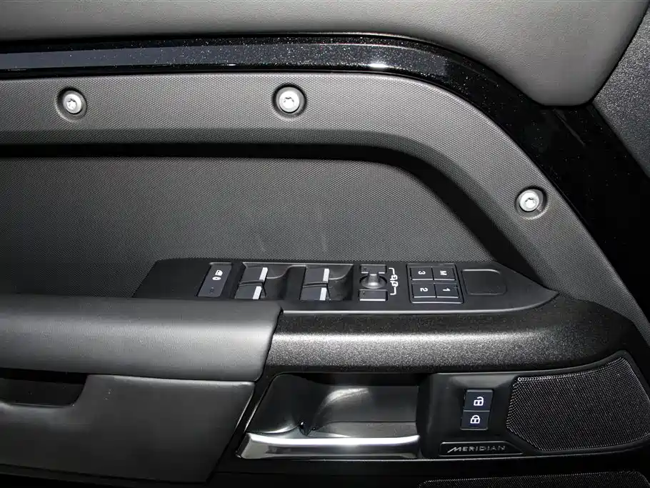 Land Rover Defender 2025 110 3.0T P400 -Dynamic HSE фото 26