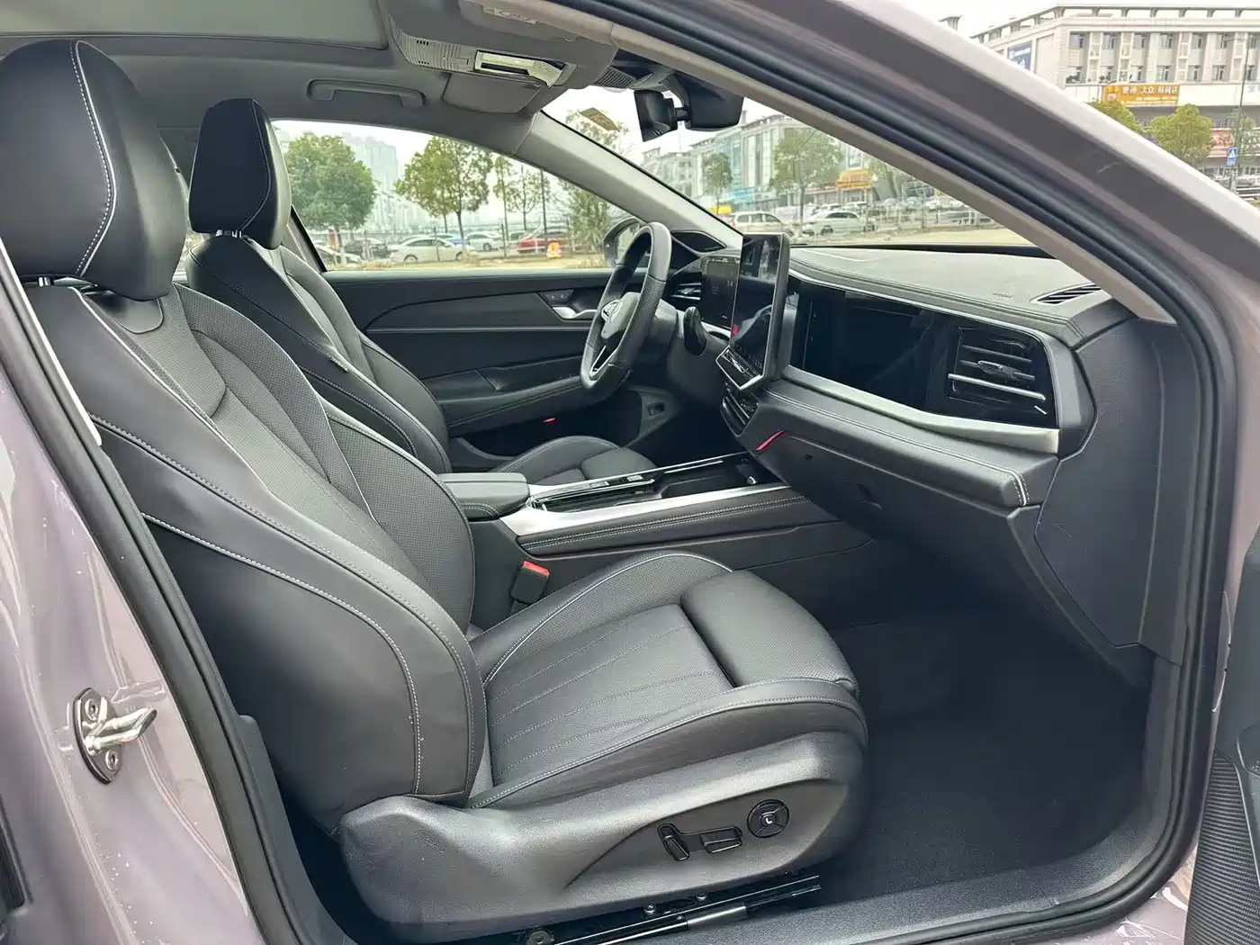 Volkswagen Passat 2025 Outstanding 380TSI Dragon Glory Edition фото 9
