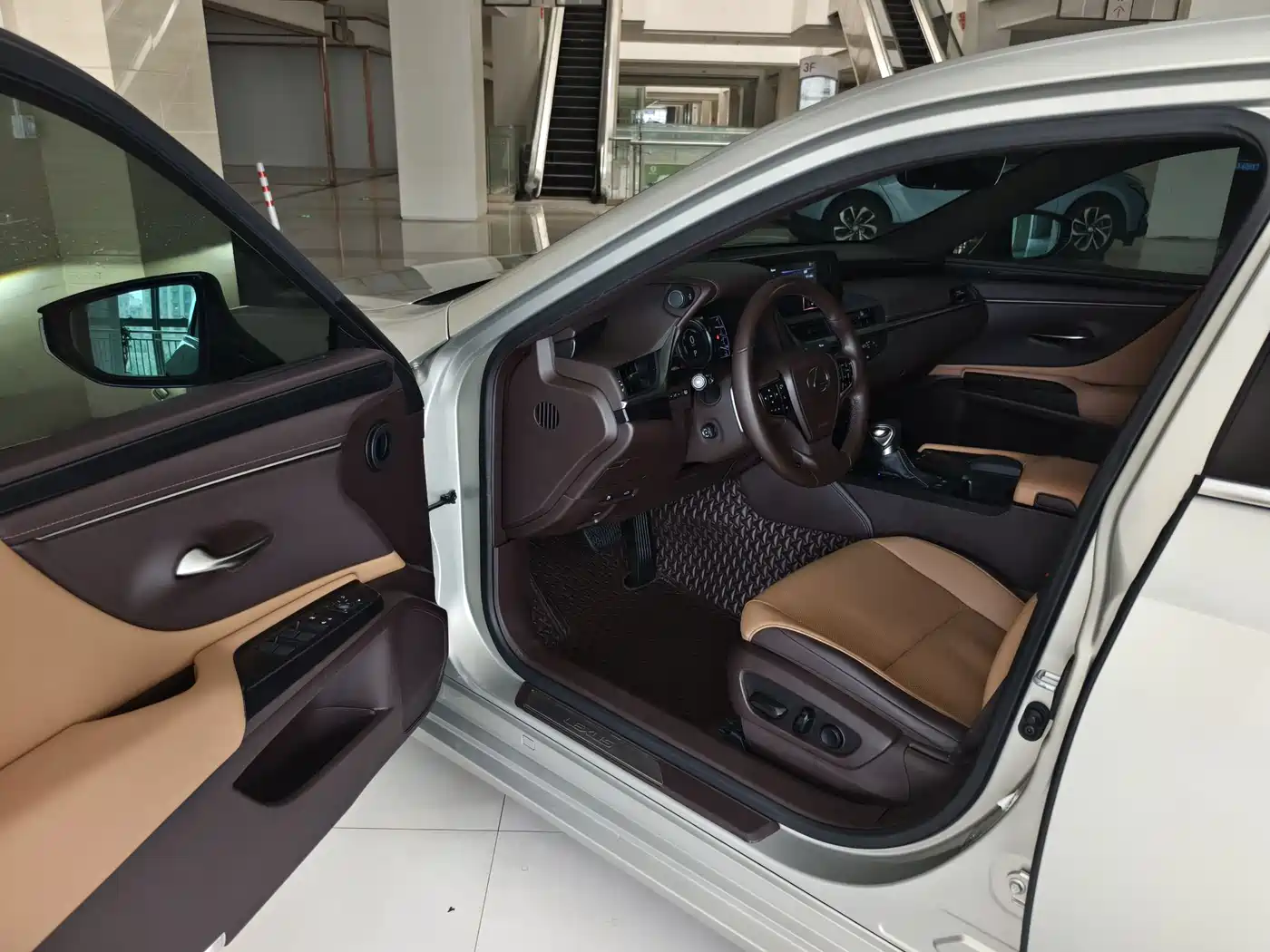 Lexus ES 2018 300h Excellence Edition China V фото 6