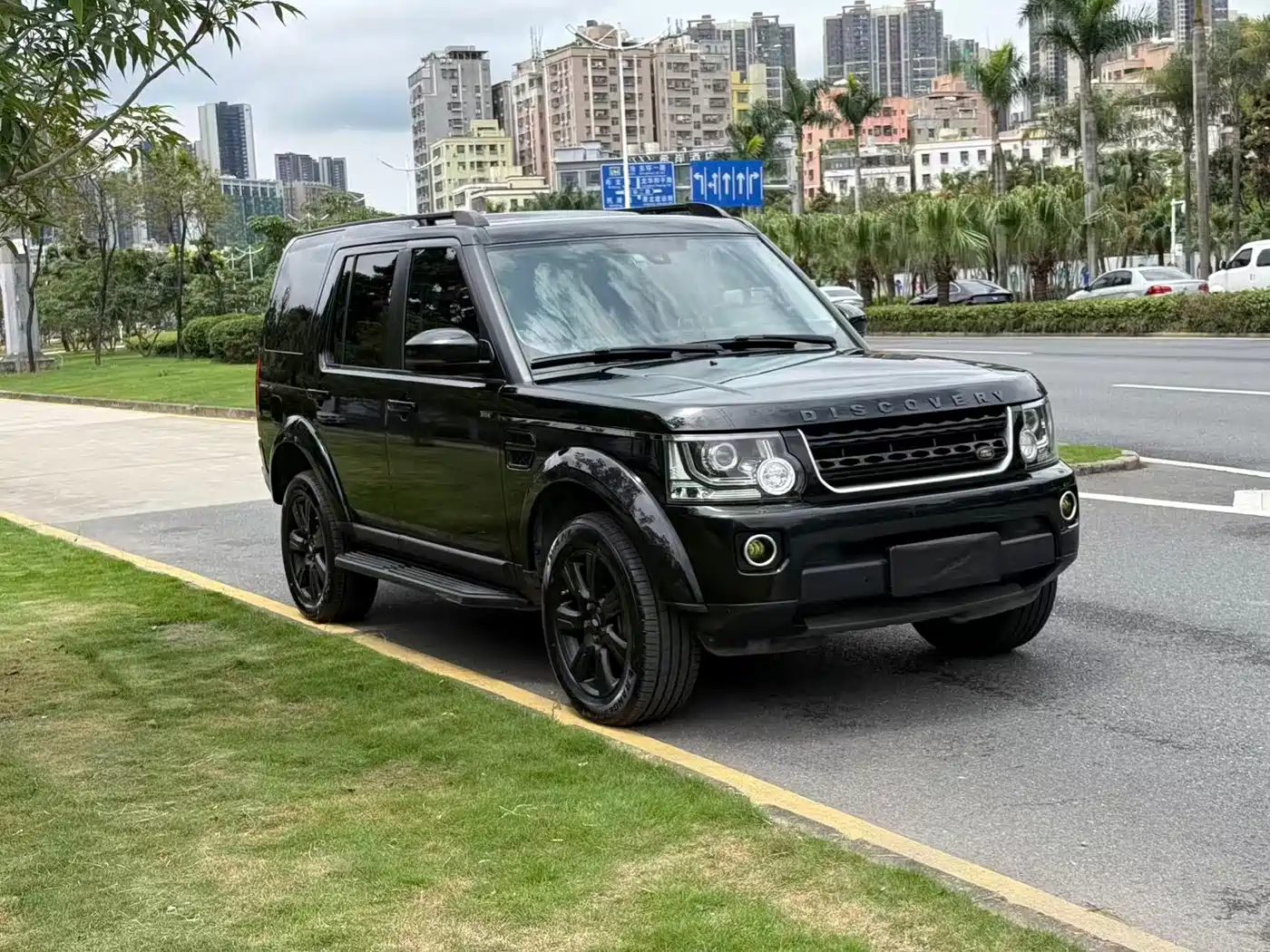 Land Rover Discovery 2015 3.0 SC V6 SE фото 4