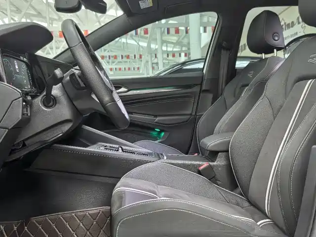 Volkswagen Golf 2023 Facelift 280TSI DSG R-Line Lite — фото 4