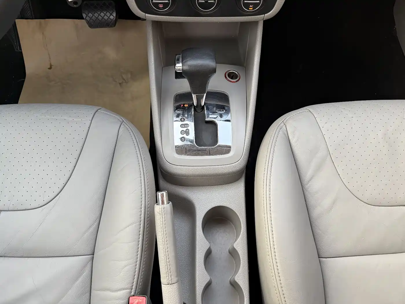 Volkswagen Bora 2012 1.6L Automatic Luxury Model фото 18