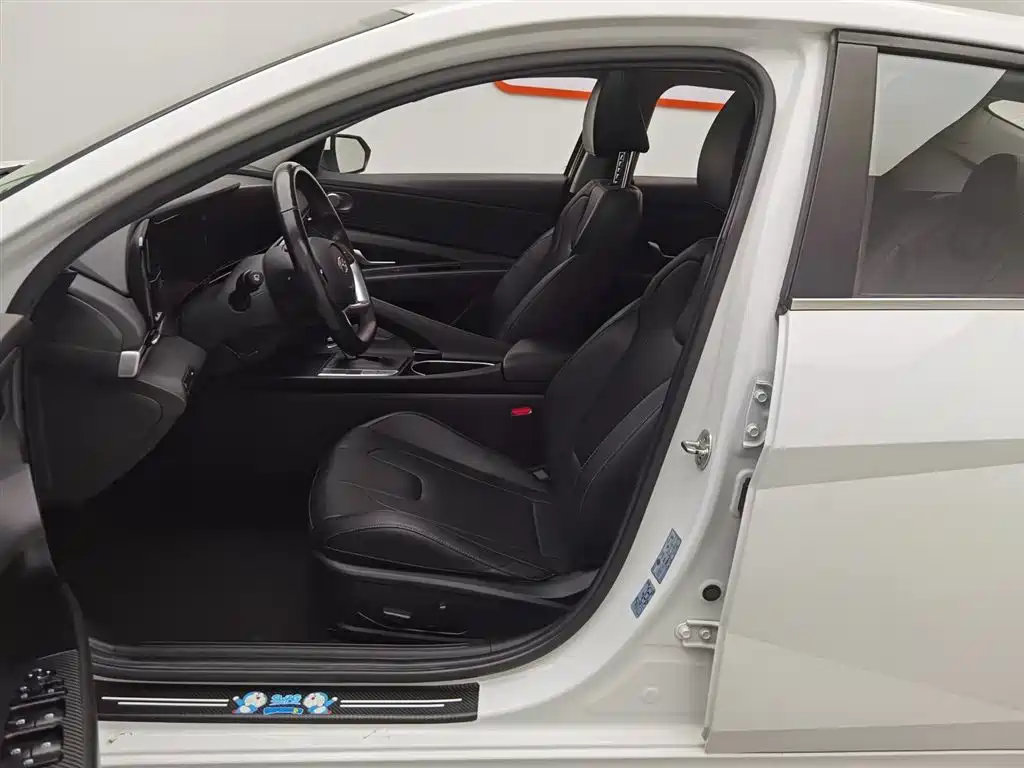 Hyundai Elantra 2021 1.5L CVT LUX Premium Edition фото 10