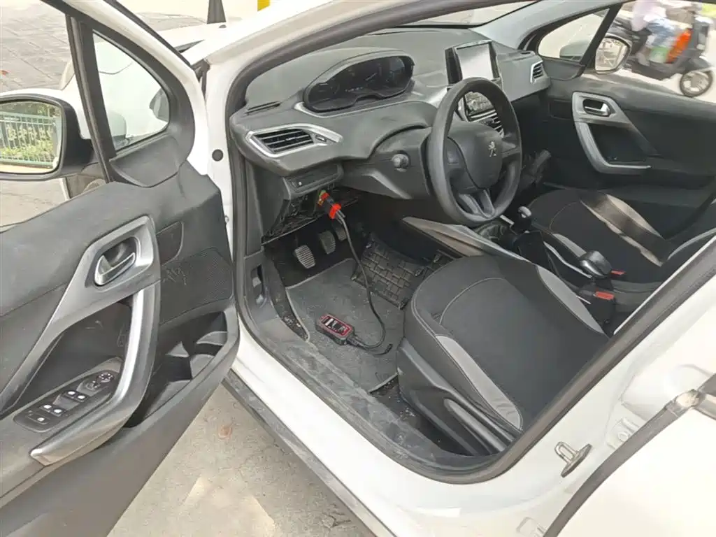 Peugeot 2008 2014 1.6L Manual Trend Edition фото 16