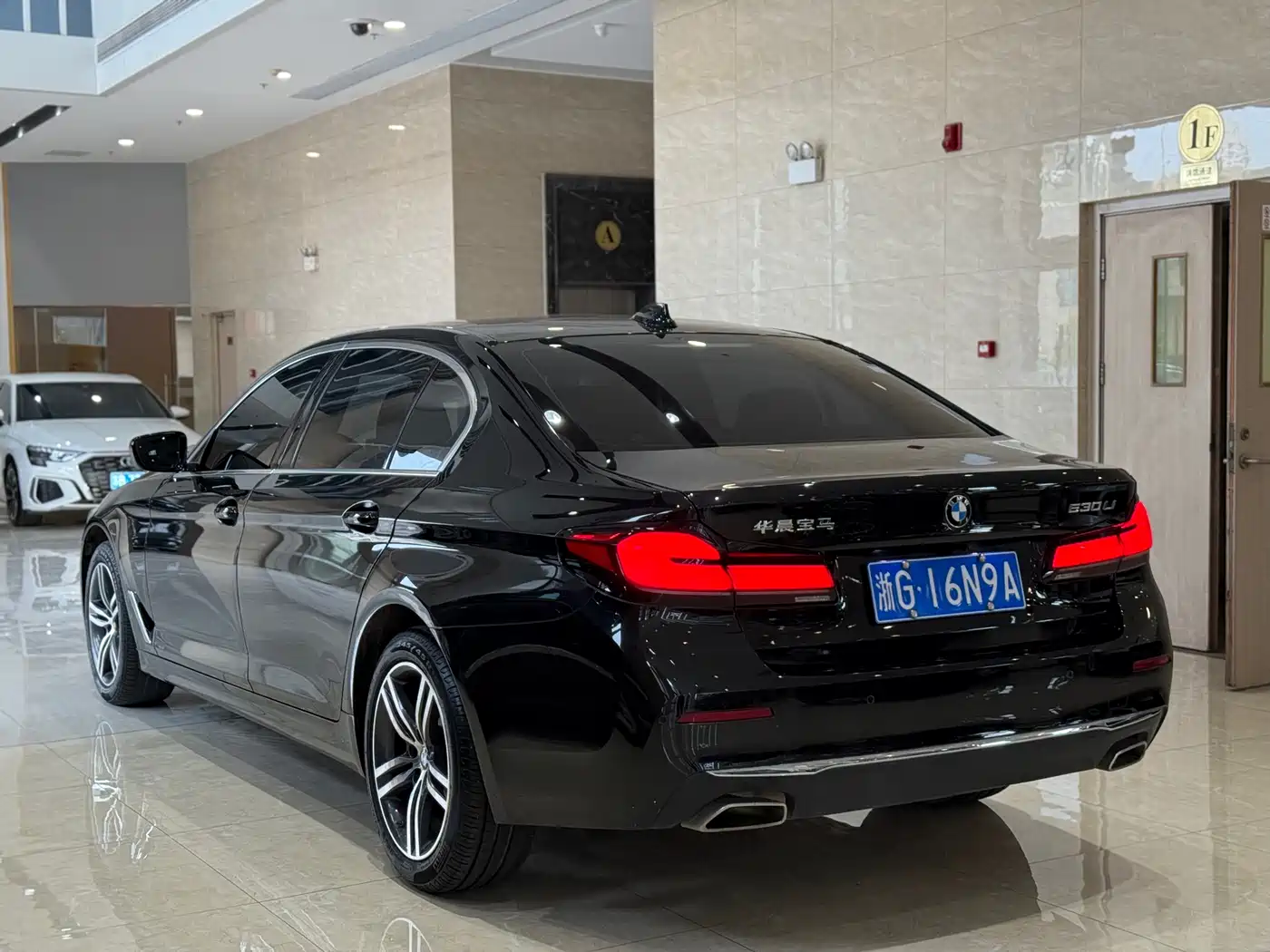 BMW 5 Series 2023 530Li Leading Luxury Package фото 16