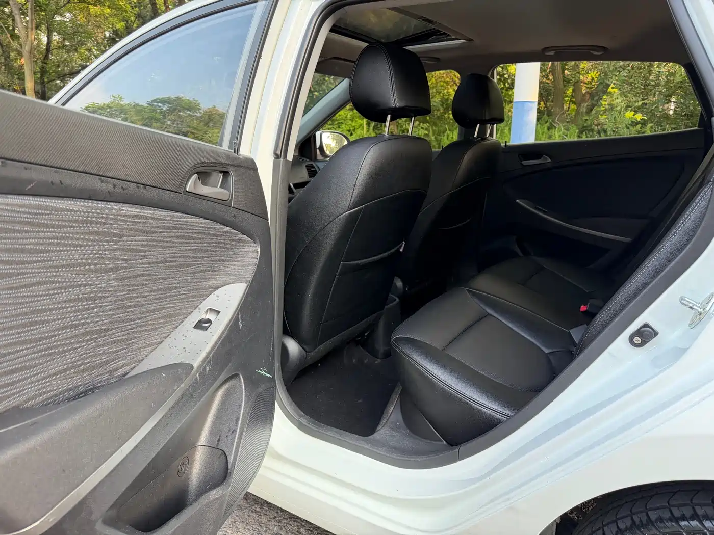 Hyundai Reina 2014 Model 1.4L Automatic GLX фото 9