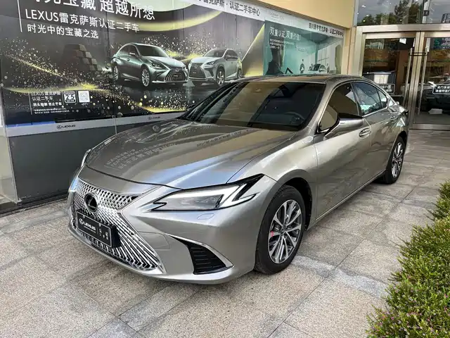 Lexus ES 2025