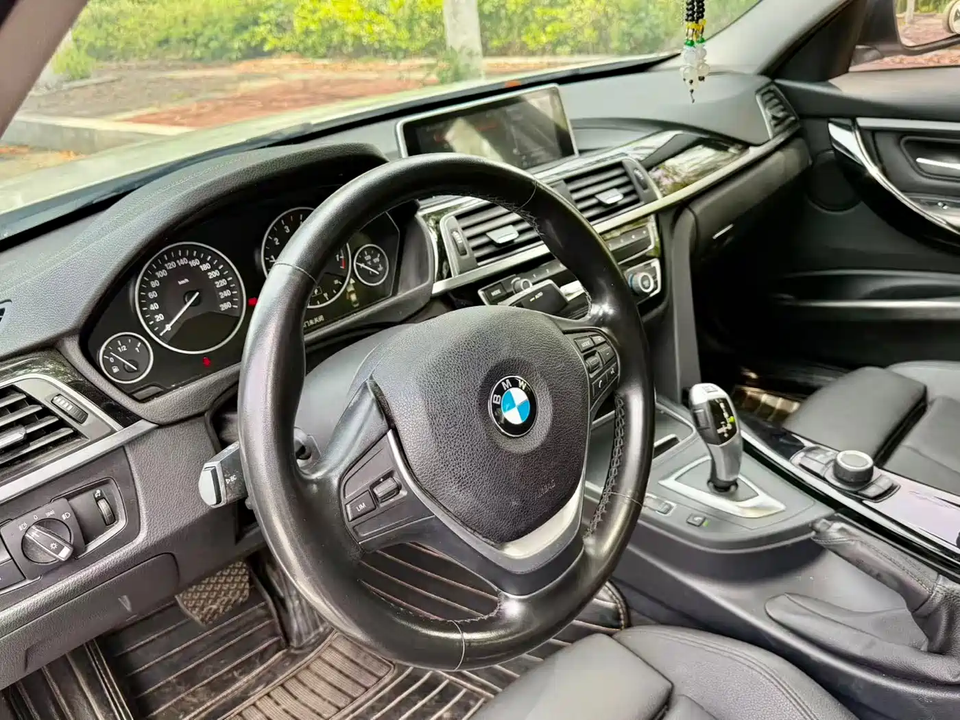 BMW 3 Series 2018 318i фото 4