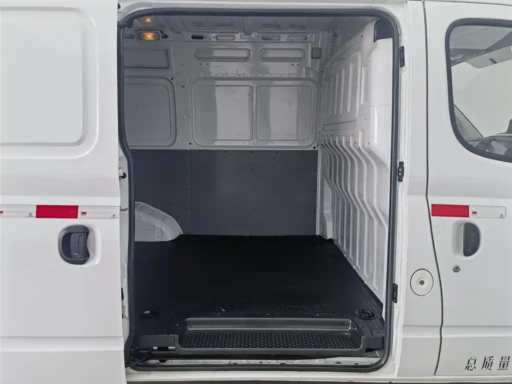 SAIC Maxus Xintu V80 2020 2.5T Manual Classic City Delivery King Short Wheelbase Medium Roof 2/3-seater фото 15