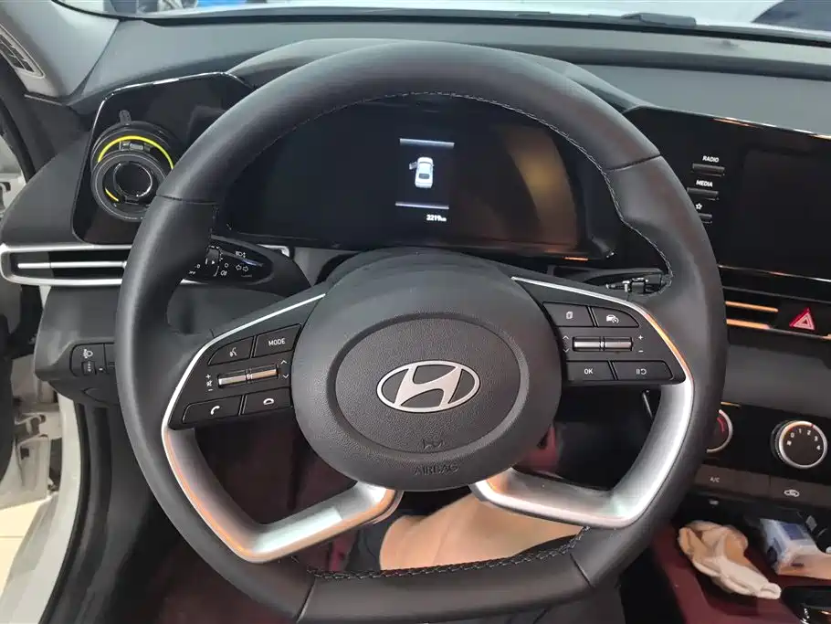 Hyundai Elantra 2023 1.5L CVT GLX Elite Edition фото 15