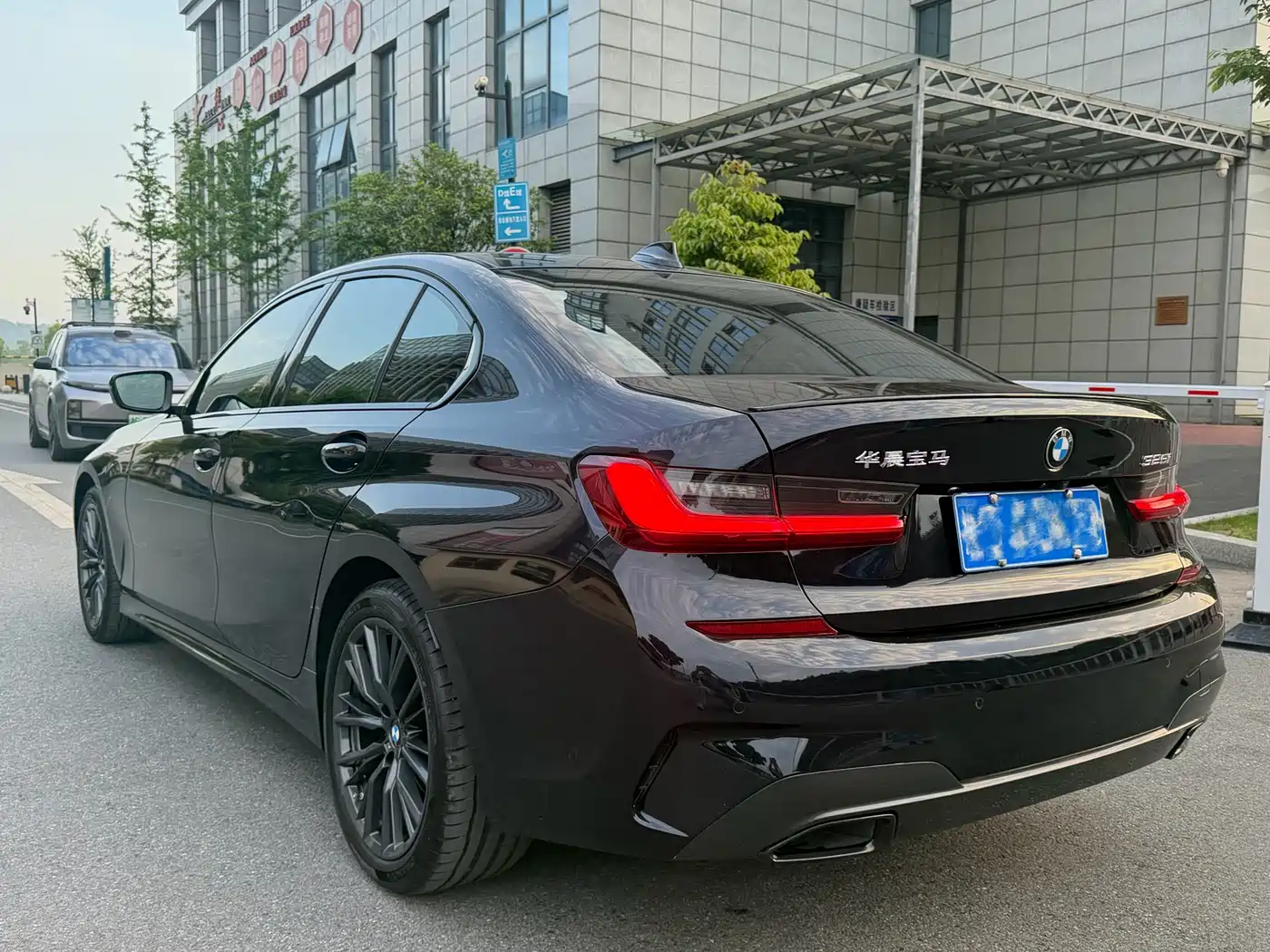 BMW 3 Series 2022 325Li M Sport Shadow Edition фото 17