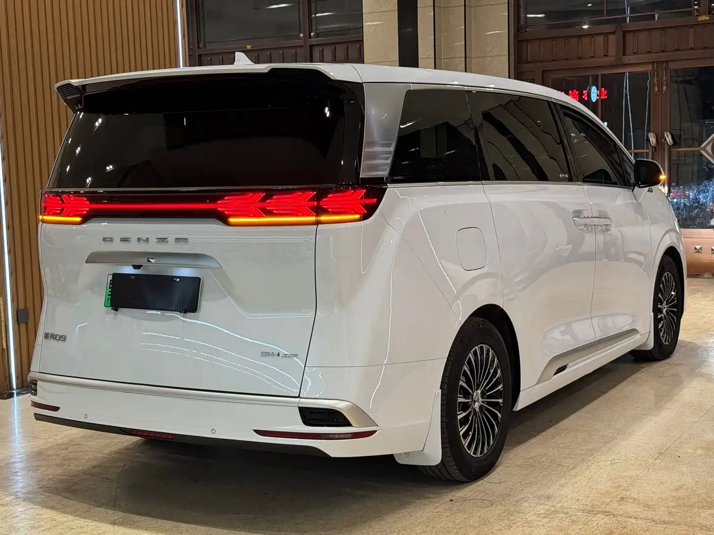 Denza D9 2024 DM-i 980 AWD Prestige фото 4