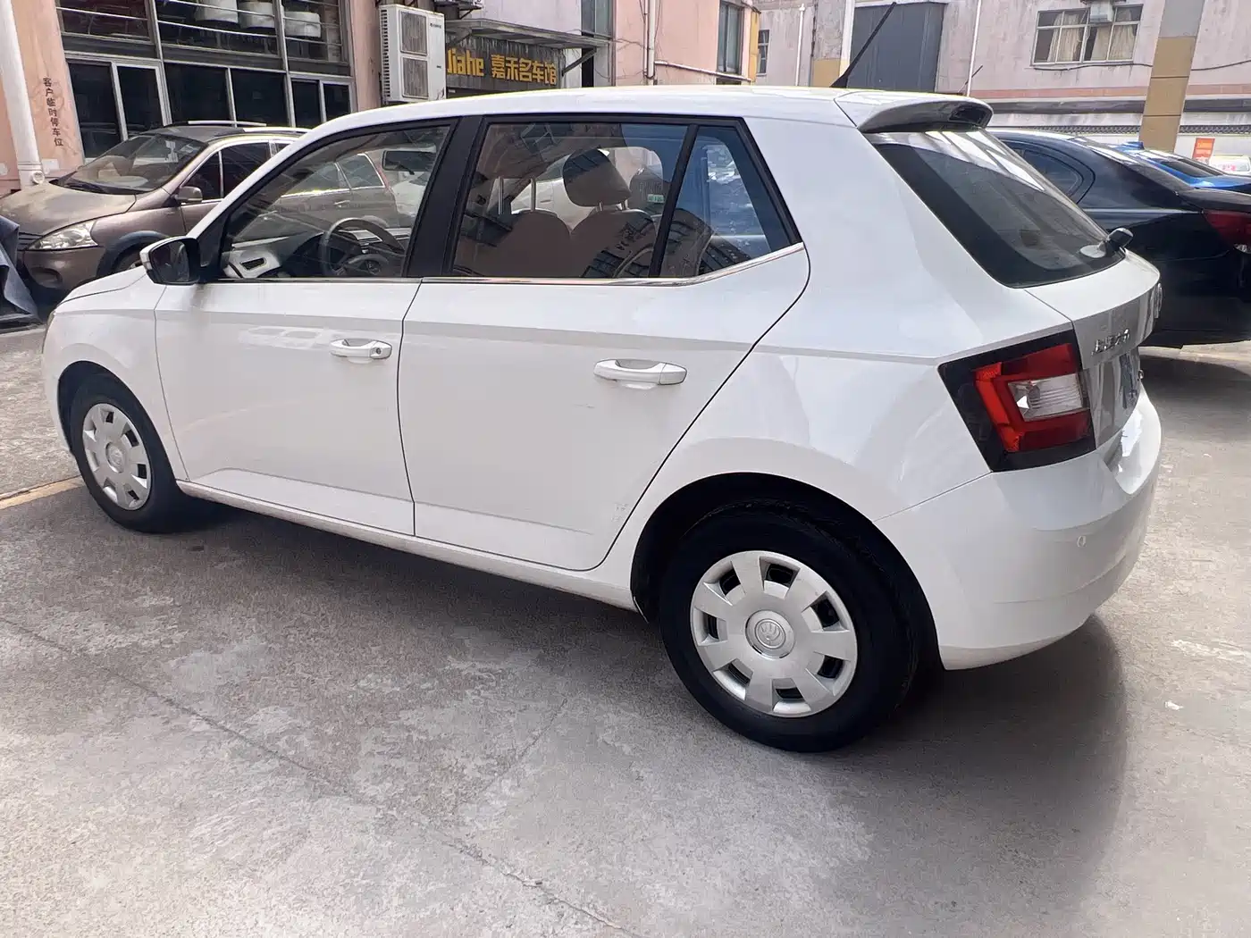 Škoda Fabia 2015 1.4L Automatic Pioneer Edition фото 5