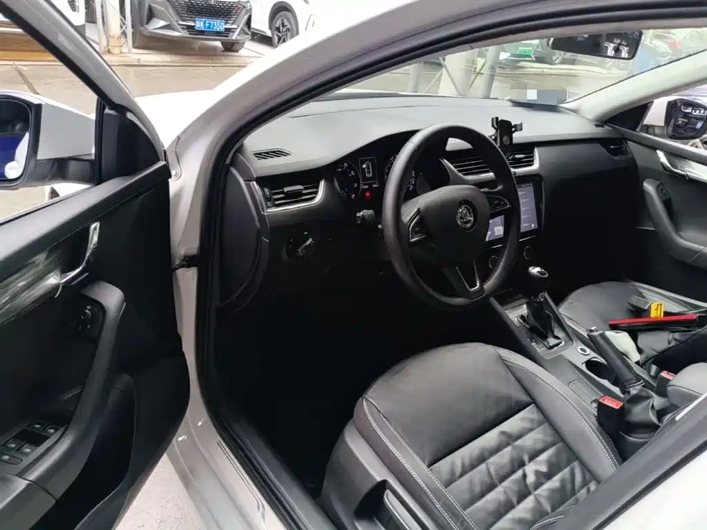 Škoda Octavia 2017 TSI280 DSG ZhiXing фото 16