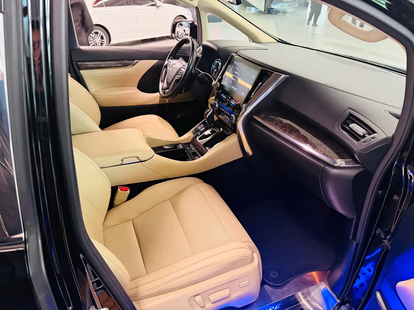 Toyota Vellfire 2021 Crown Hybrid 2.5L HV Premium Edition фото 9