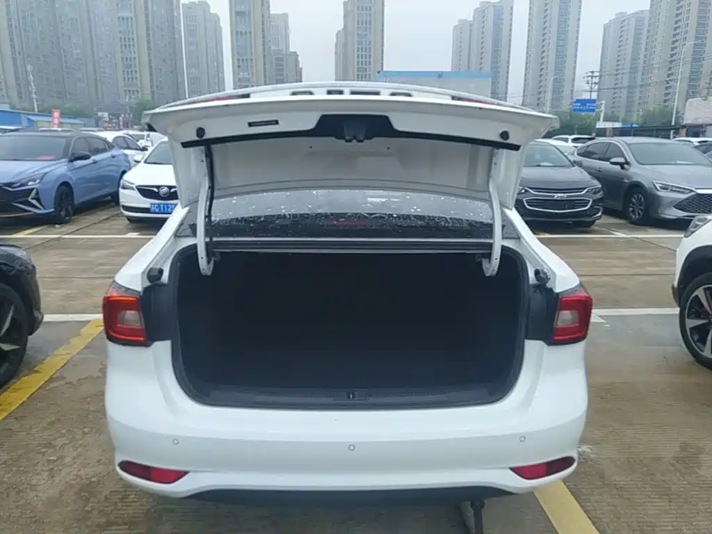 Фото 19 - Roewe i5