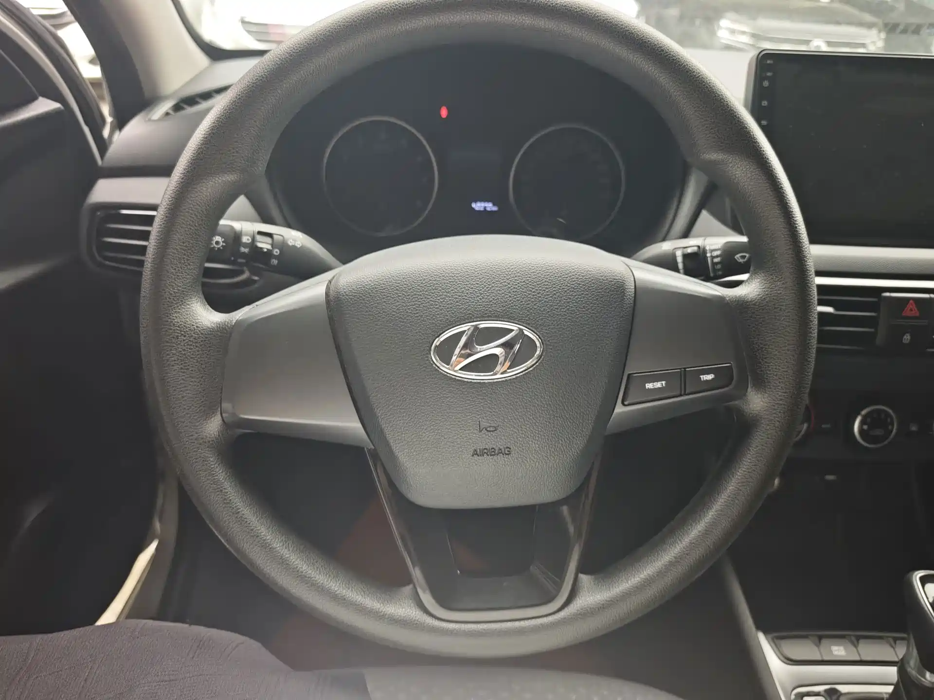 Фото 4 - Hyundai Elantra