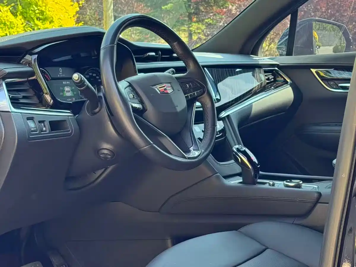 CADILLAC XT6