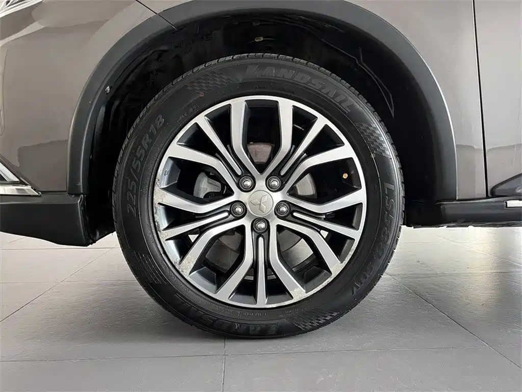 Mitsubishi Outlander 2016 2.4L 4WD Luxury Edition 7-seater фото 16
