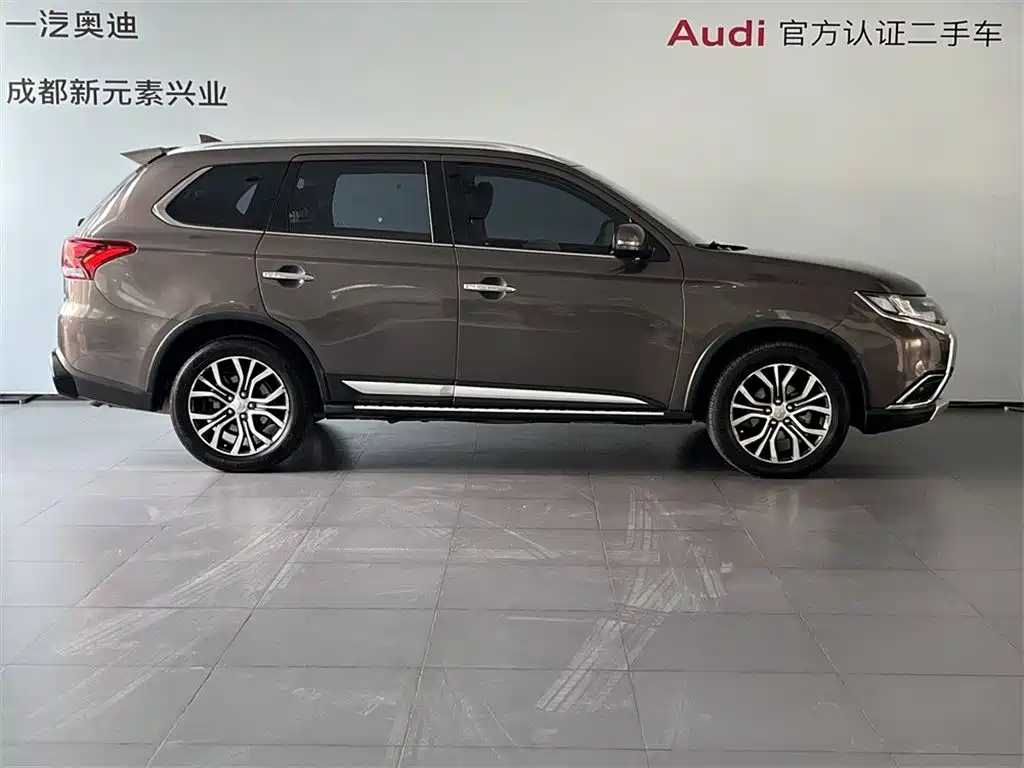 Mitsubishi Outlander 2016 2.4L 4WD Luxury Edition 7-seater фото 3