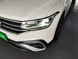 Photo 24 - Volkswagen Tiguan L