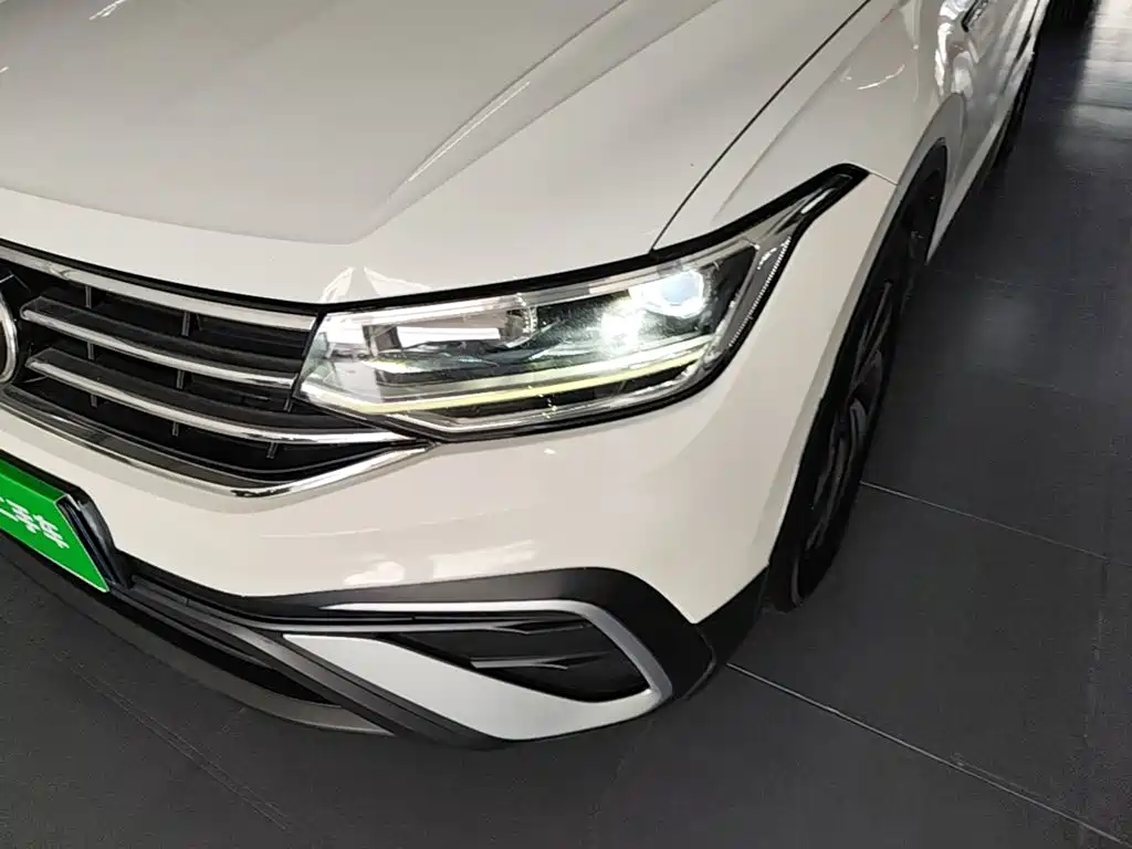 Photo 24 - Volkswagen Tiguan L
