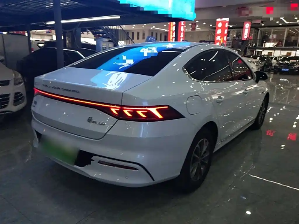 BYD Qin PLUS 2024 Glory Edition DM-i 55KM Leading фото 7