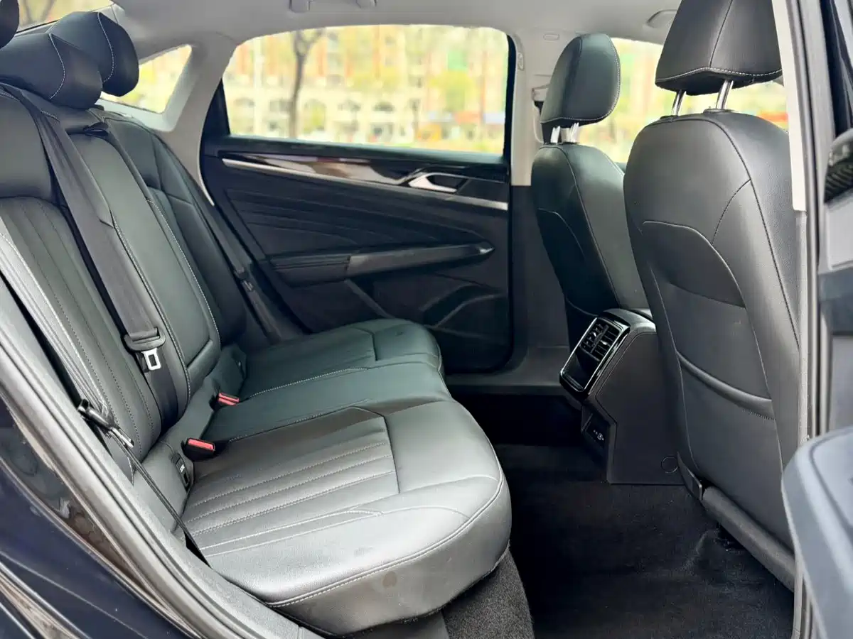 Volkswagen Passat 2022 280TSI Business Edition фото 12