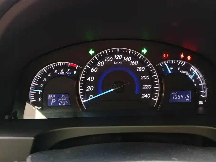 Toyota Camry 2016 2.0E 10th Anniversary Elite Edition фото 14