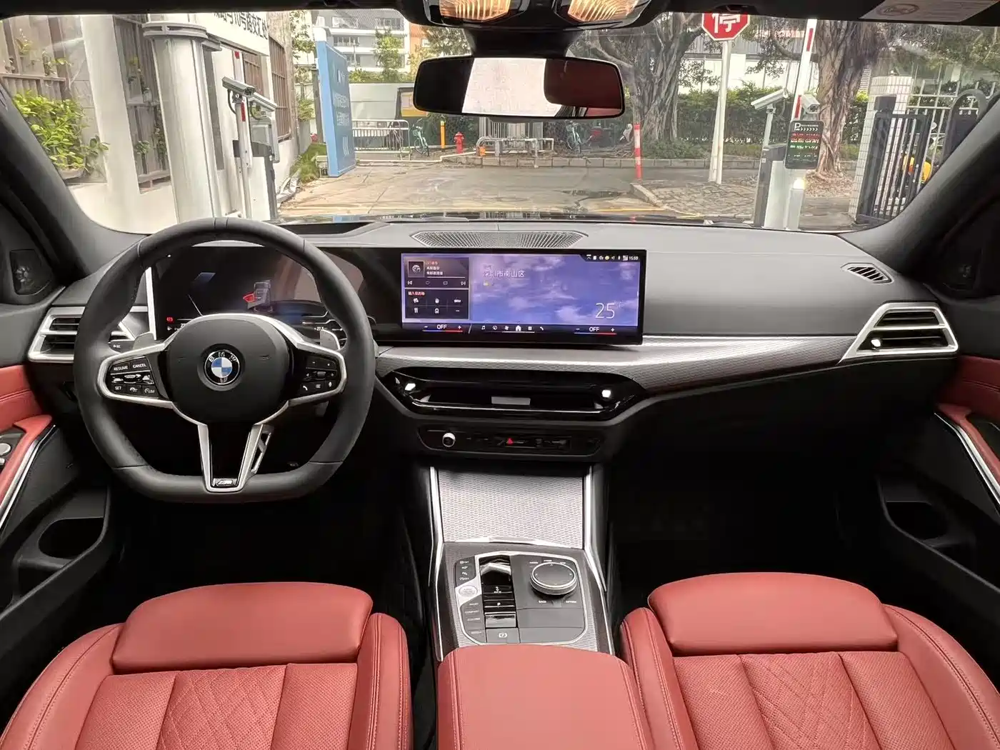 BMW 3 Series 2025 330i M Sport Night Edition фото 10