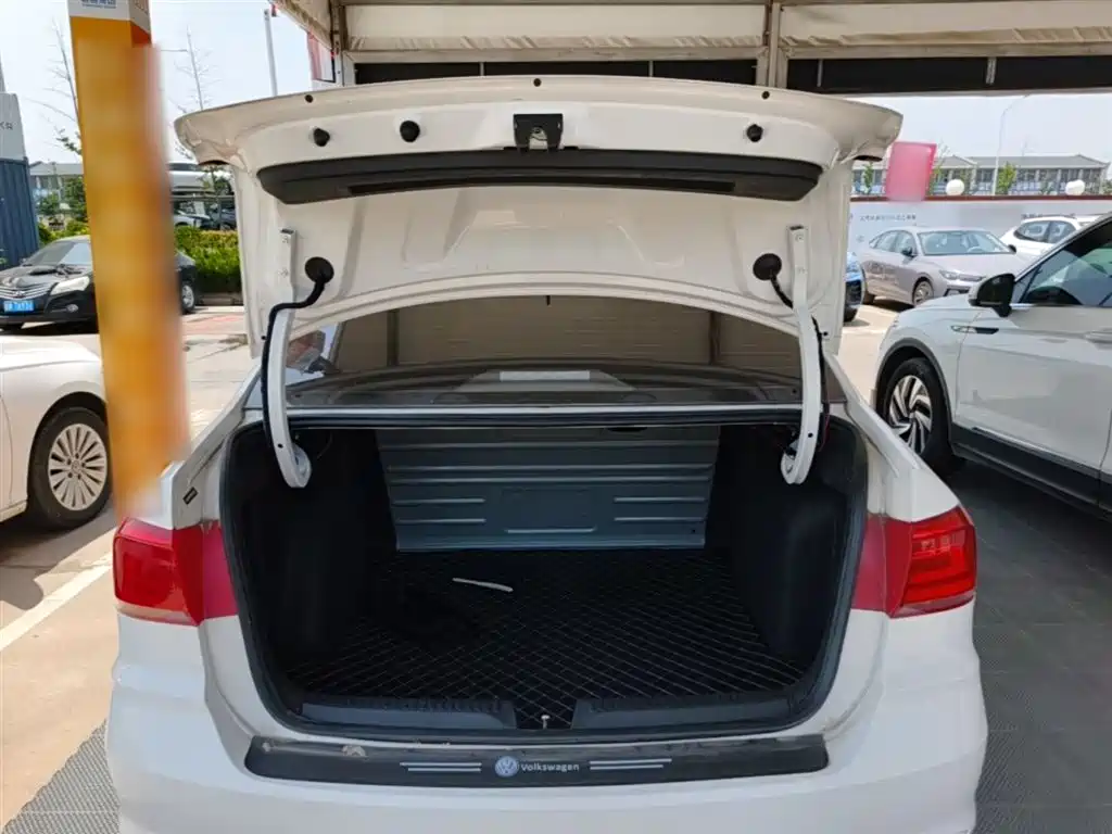 VOLKSWAGEN SANTANA