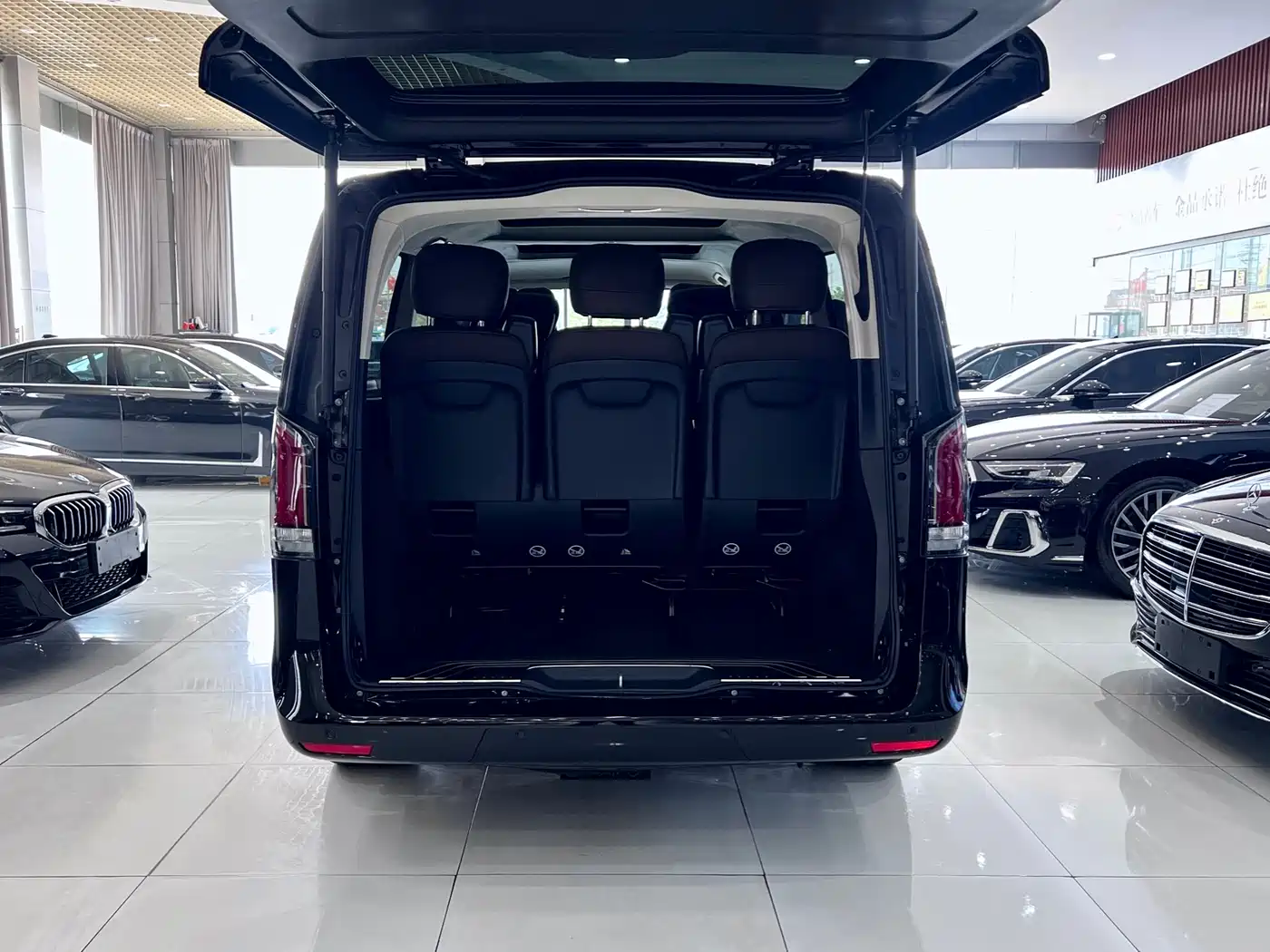 Mercedes-Benz V-Class 2024 V 300 L Long Wheelbase Luxury Edition фото 26