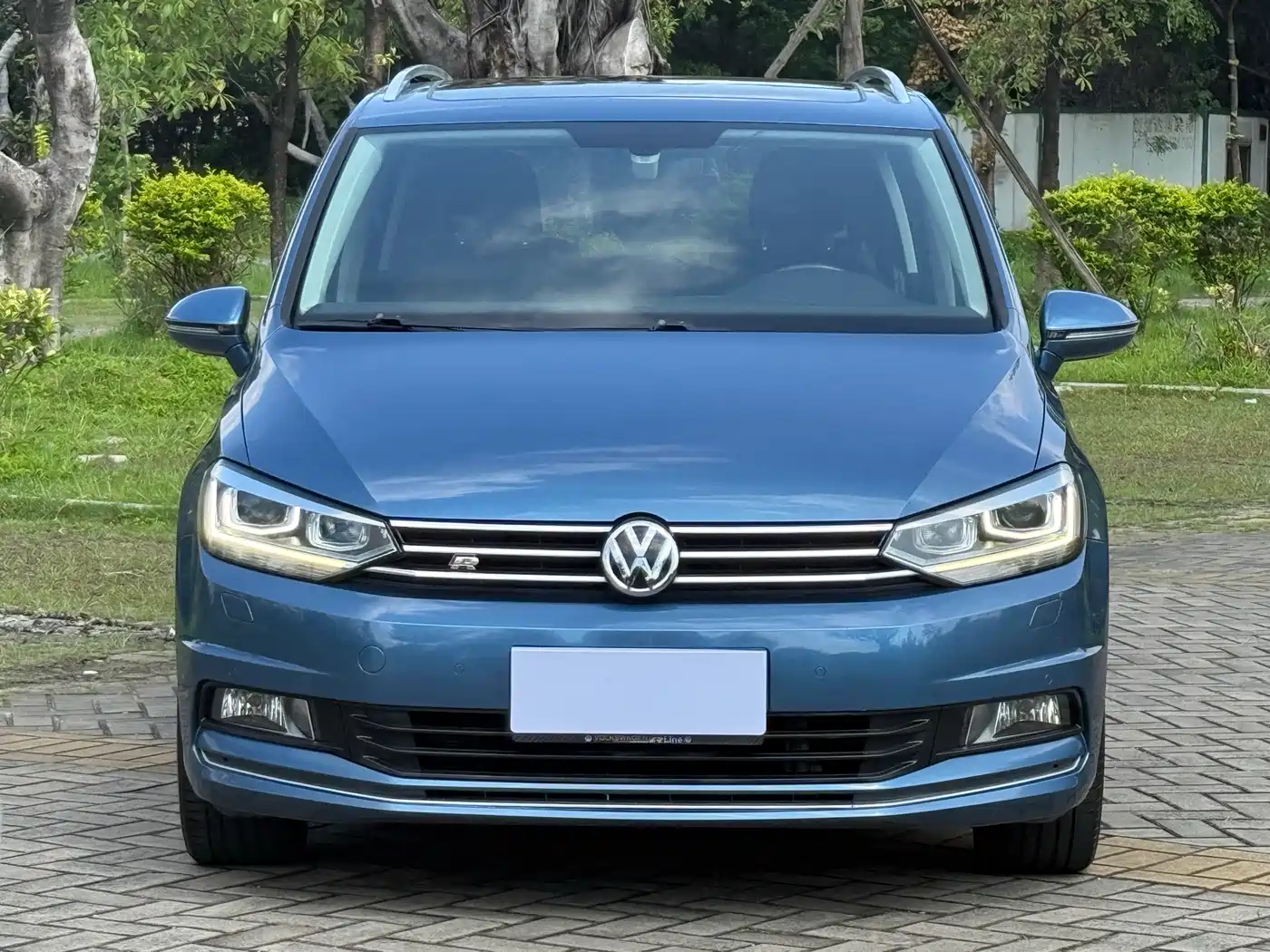 Photo 2 - Volkswagen Touran
