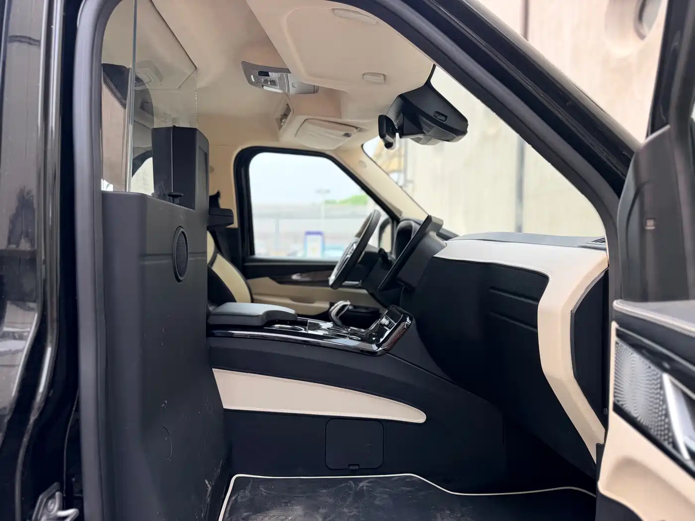 LEVC TX 2022 TX5 Extended Range Space Comfort Edition фото 21