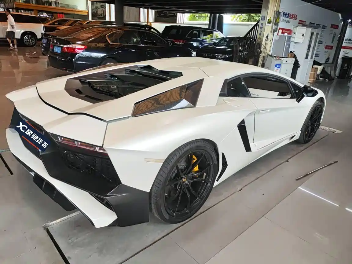 Lamborghini Aventador 2011 LP 700-4 фото 8
