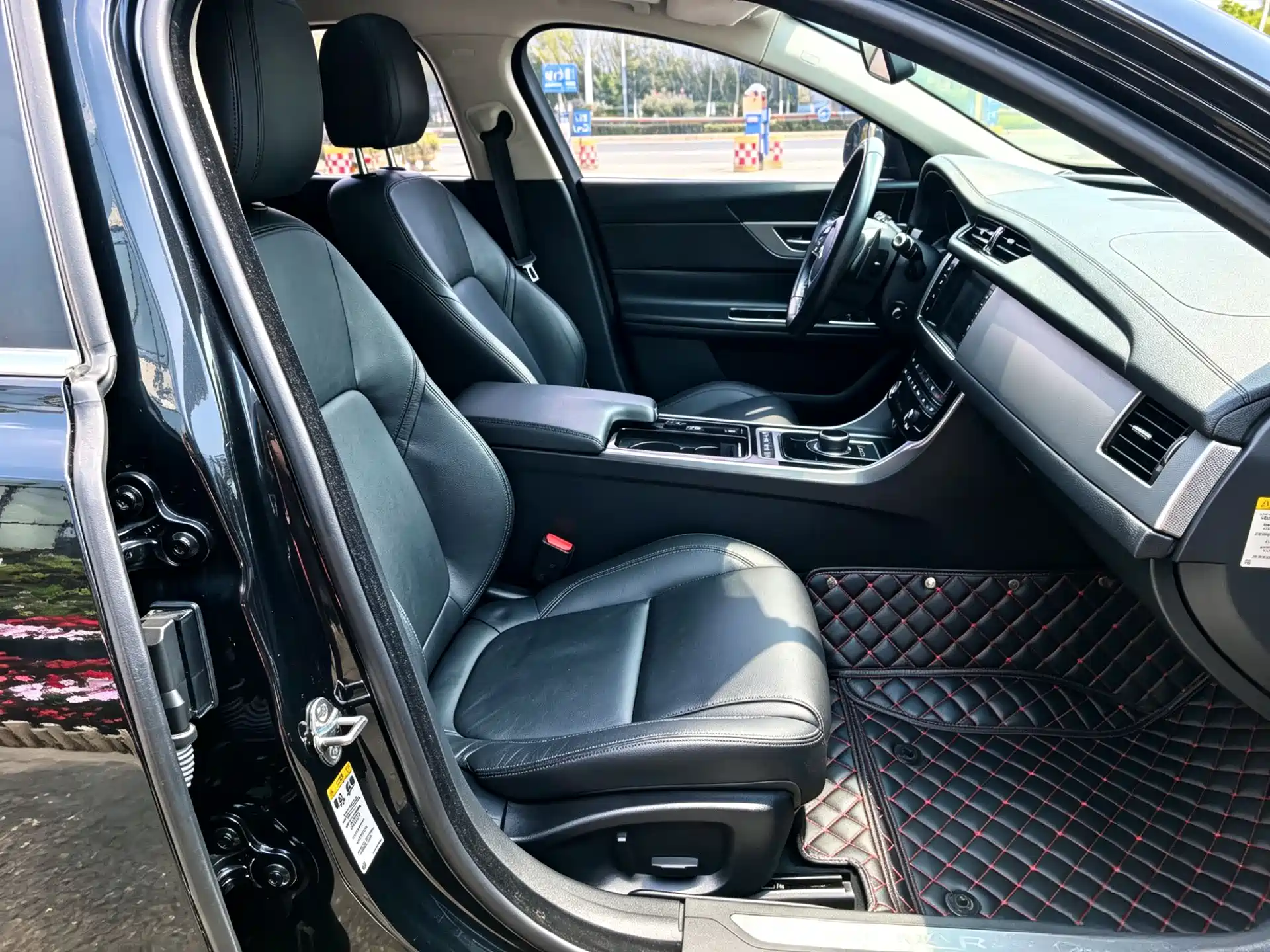 Фото 7 - Jaguar XFL