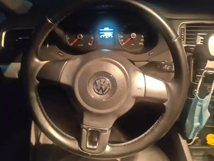 Volkswagen Sagitar 2014 1.6L Automatic Comfort фото 15