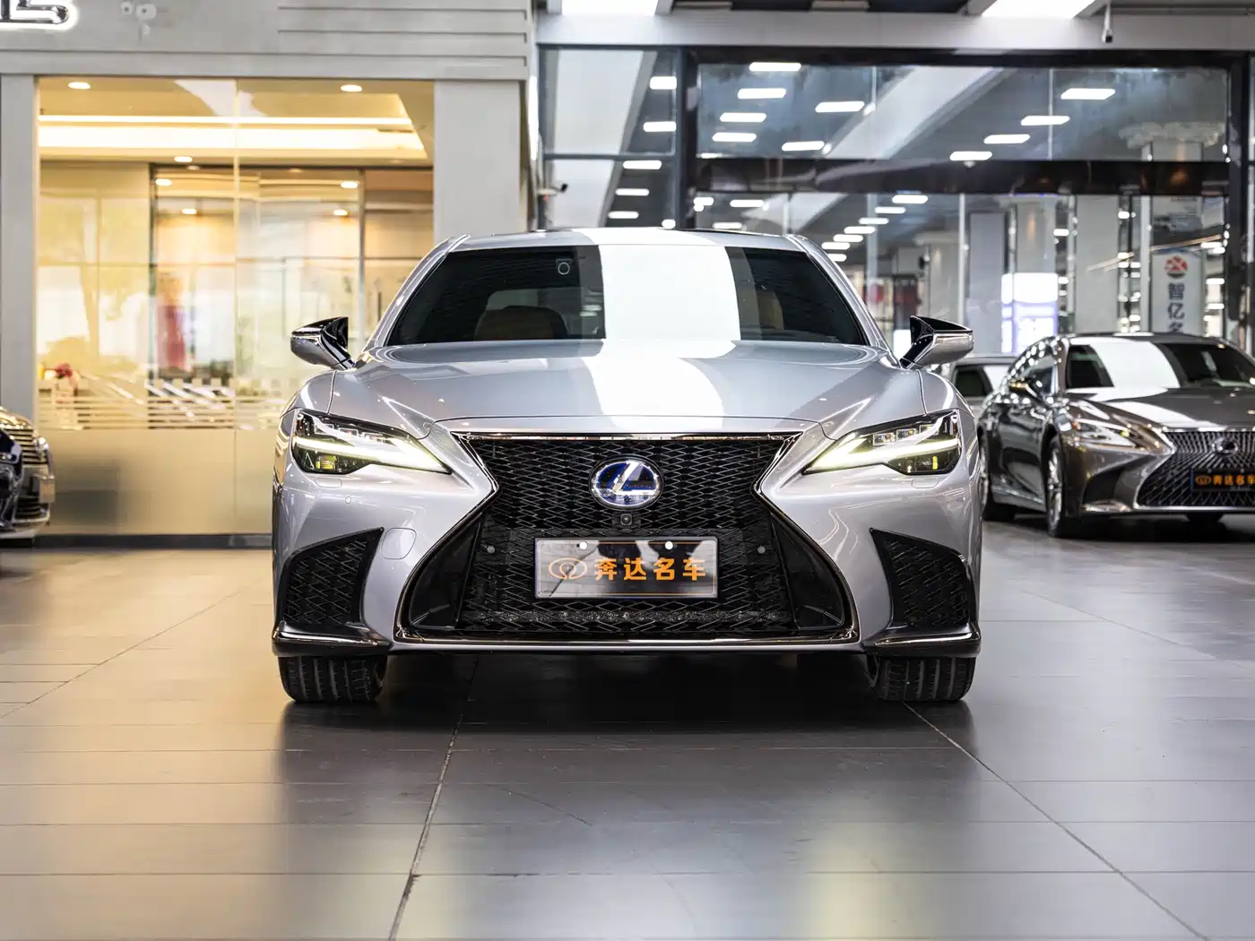 Lexus LS 2021 500h Premium Edition фото 2