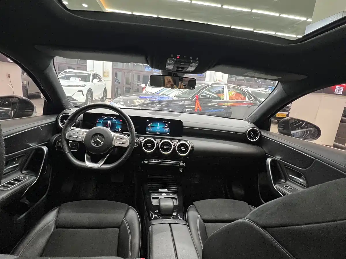 Mercedes-Benz A-Class 2019 A 180 L Sport Sedan фото 6