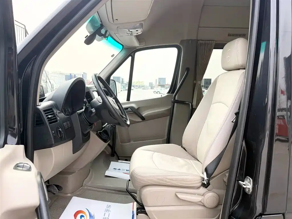 Mercedes-Benz Sprinter 2012 Model 2.1T Premium Tour Long Wheelbase фото 4