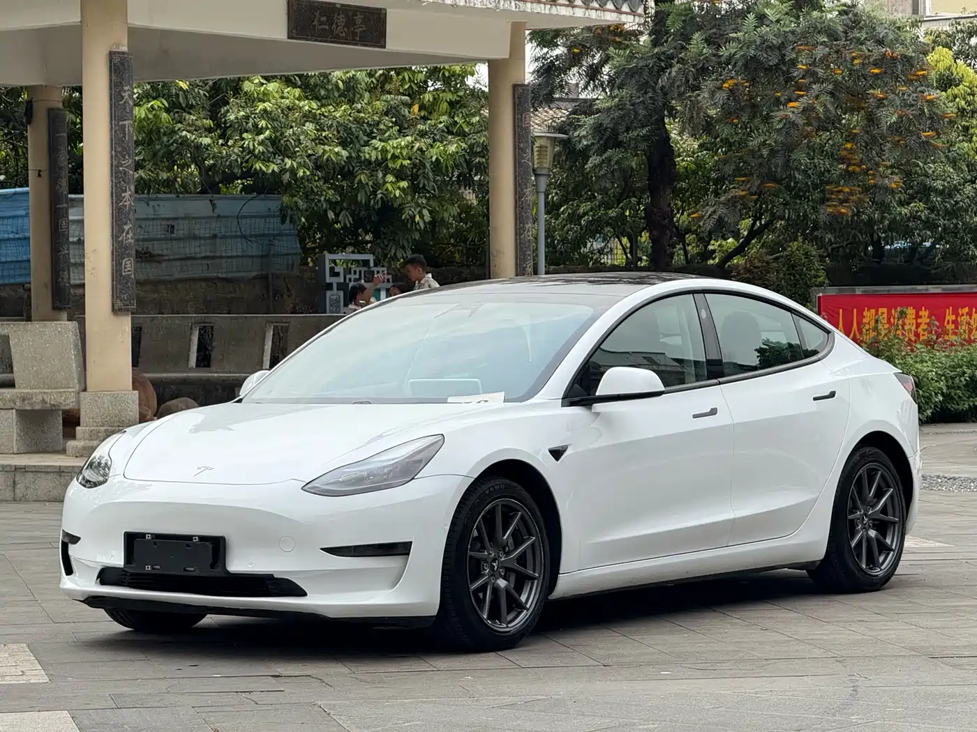 TESLA MODEL 3