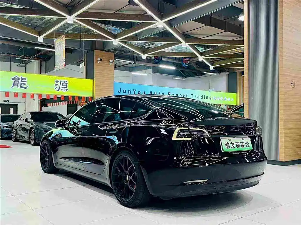 Фото 13 - Tesla Model 3