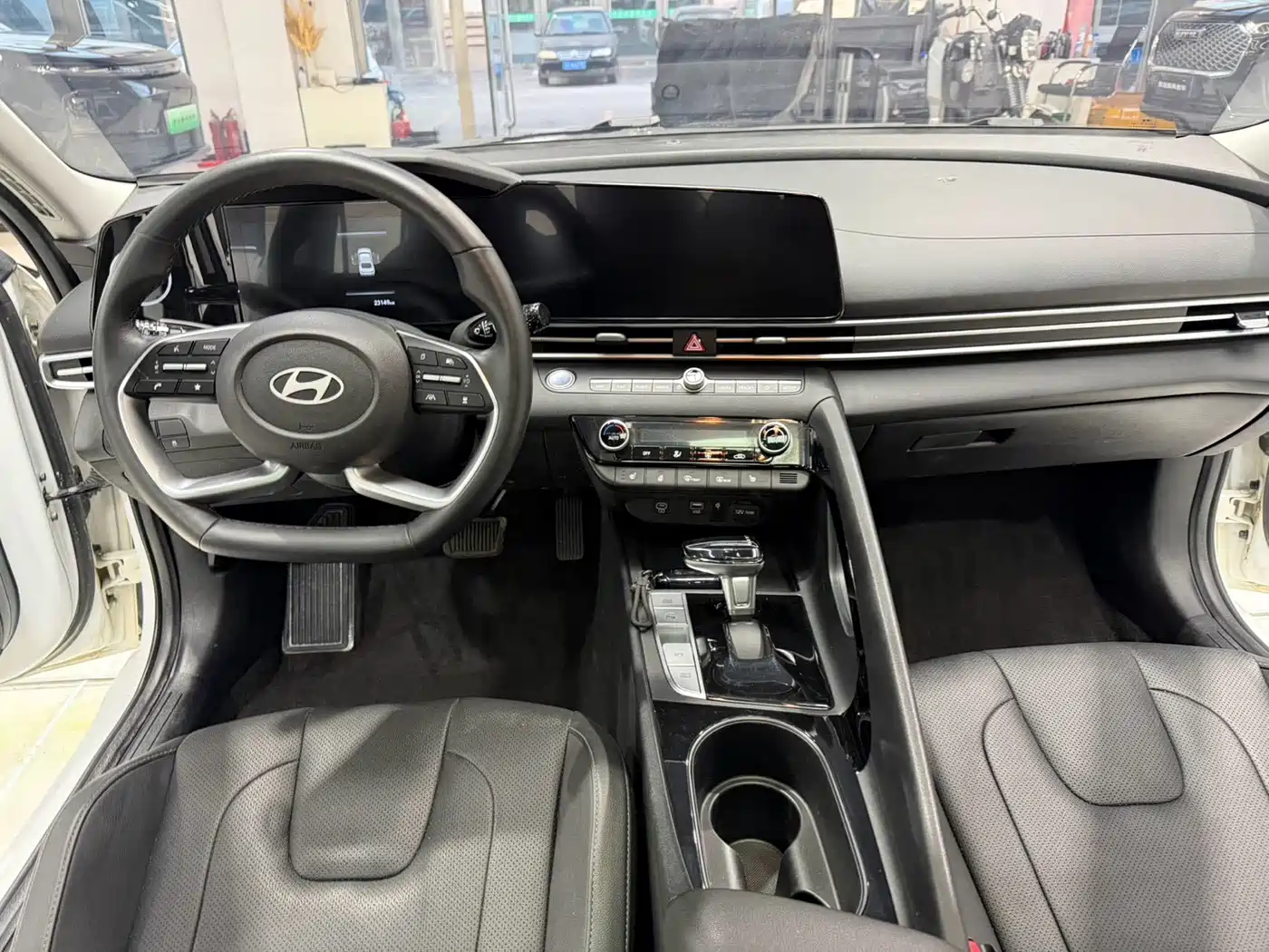 Фото 11 - Hyundai Elantra