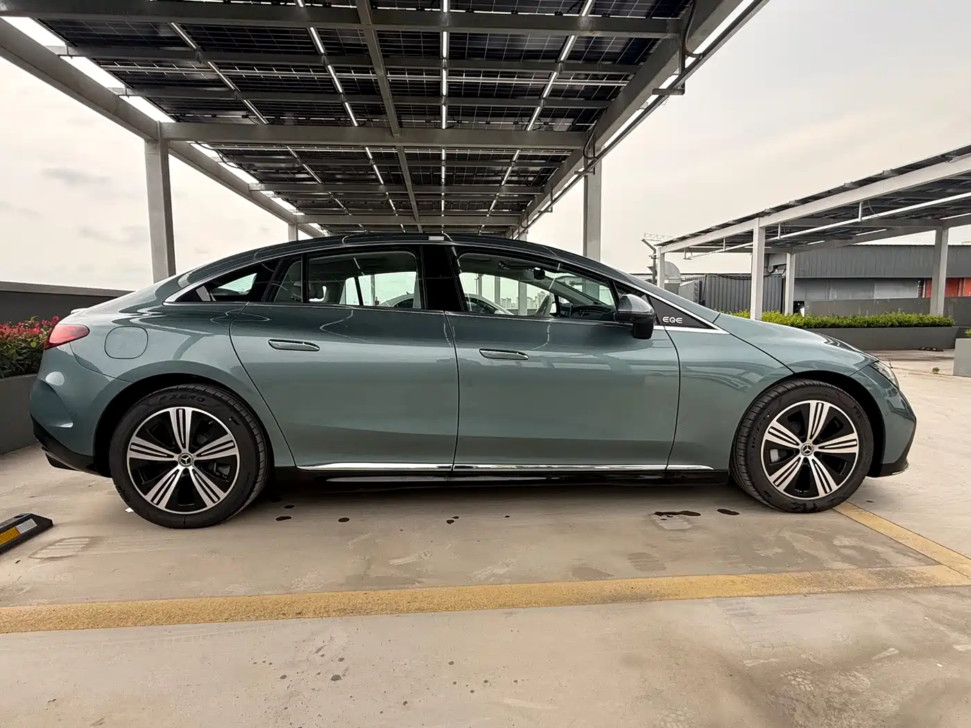 Mercedes-Benz EQE 2025 Model 500 4MATIC Luxury Edition фото 4